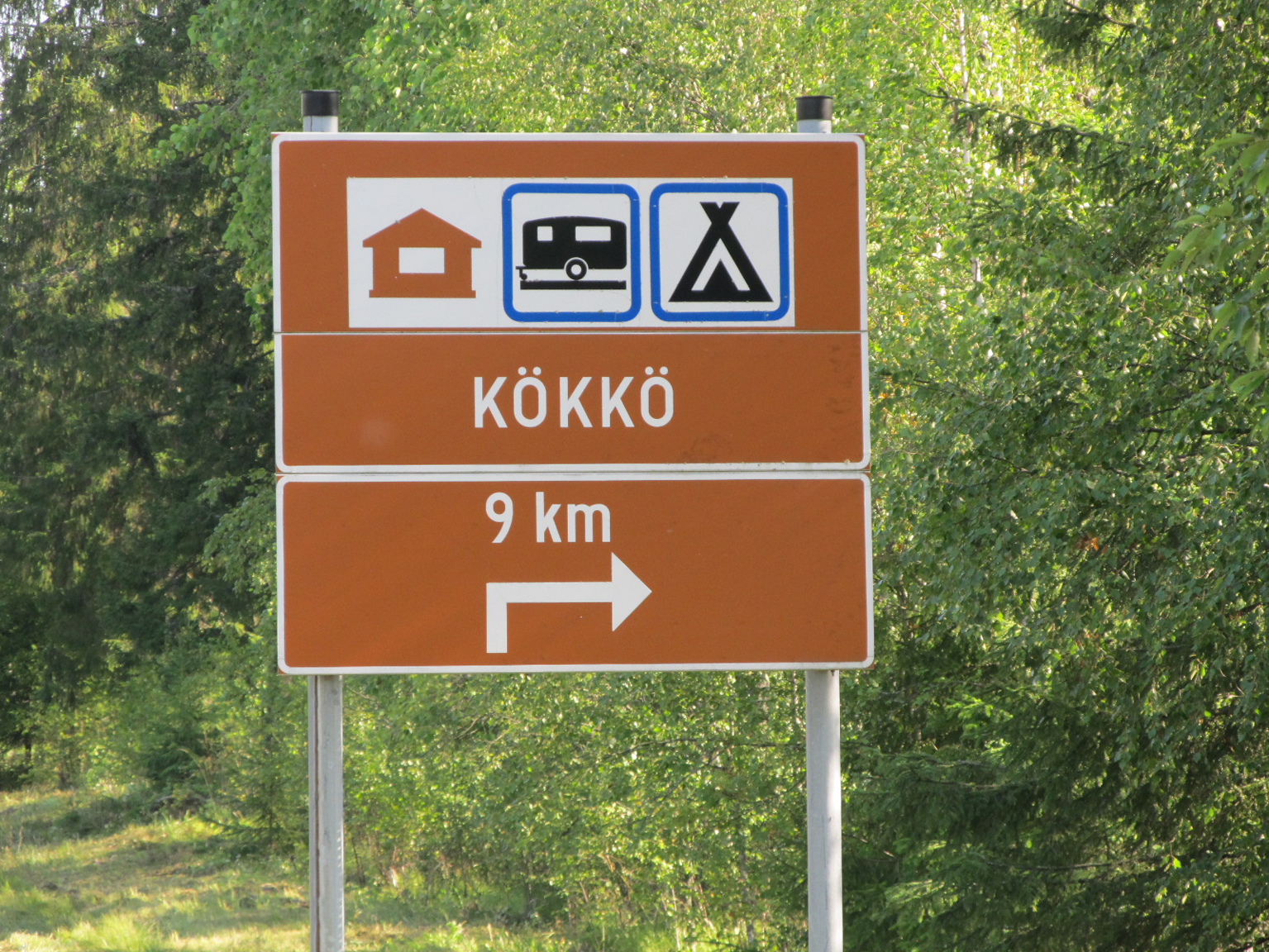 Kökkön opaskyltti 10-tien varrella 9 km Kökköstä.