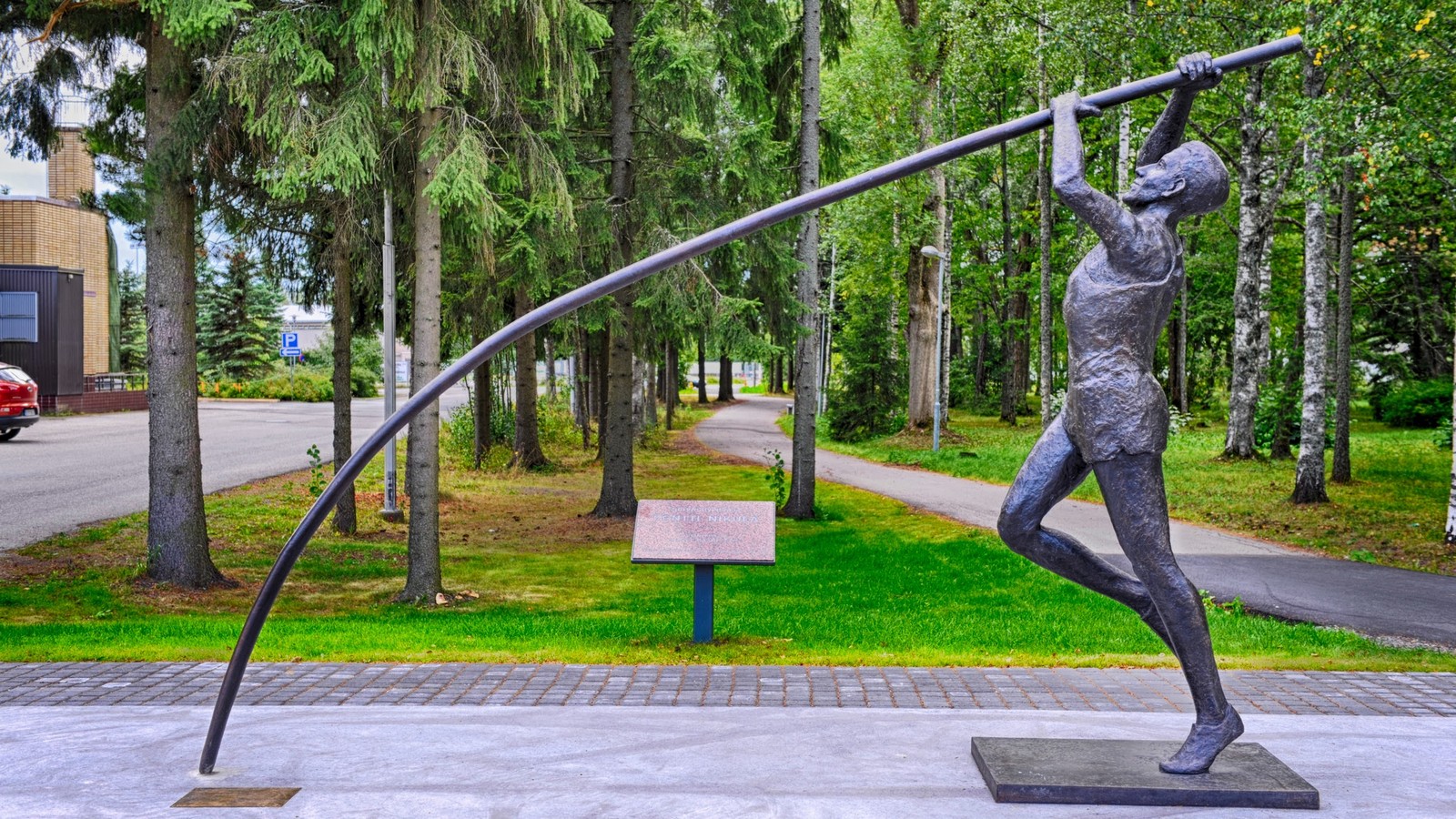 Seiväshyppääjä Pentti Nikulan patsas Someron kaupungintalon lähellä.